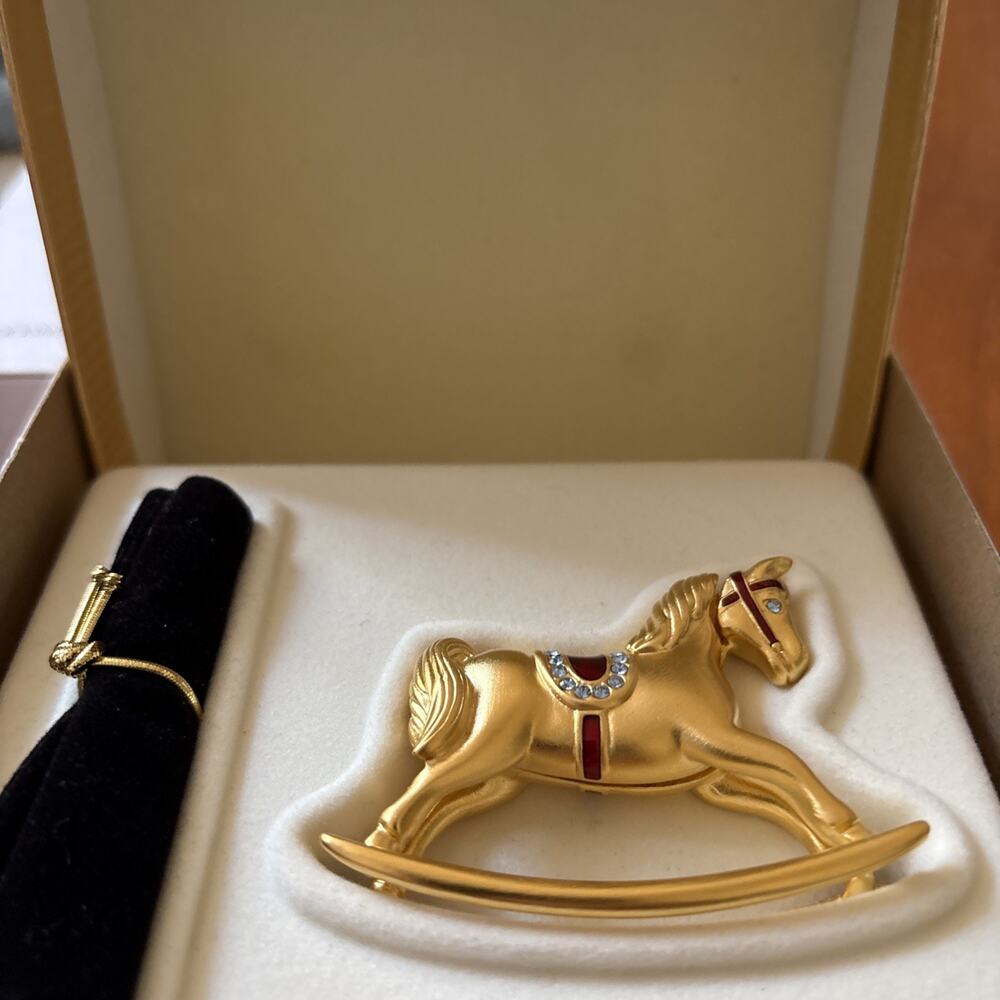 NIB Vintage Estee Lauder Knowing Rocking Horse Solid Perfume Compact Gold